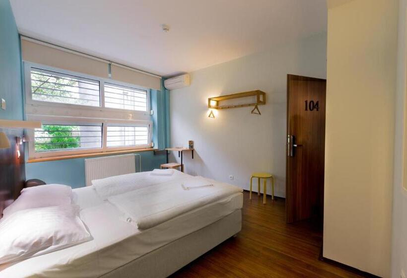 اتاق استاندارد با سرویس بهداشتی مشترک, Safestay Bratislava Presidential Palace