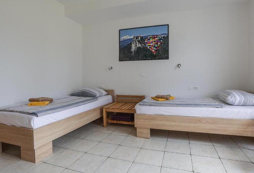 اتاق استاندارد با چشم‌انداز کوهستان, Jazz Bled B&b