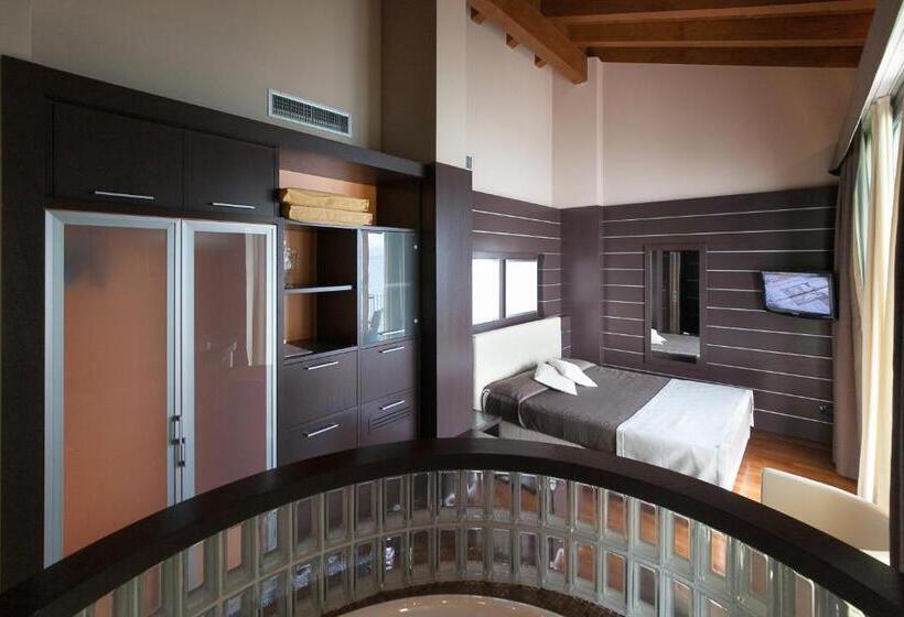 Suite with lake view, Aurora