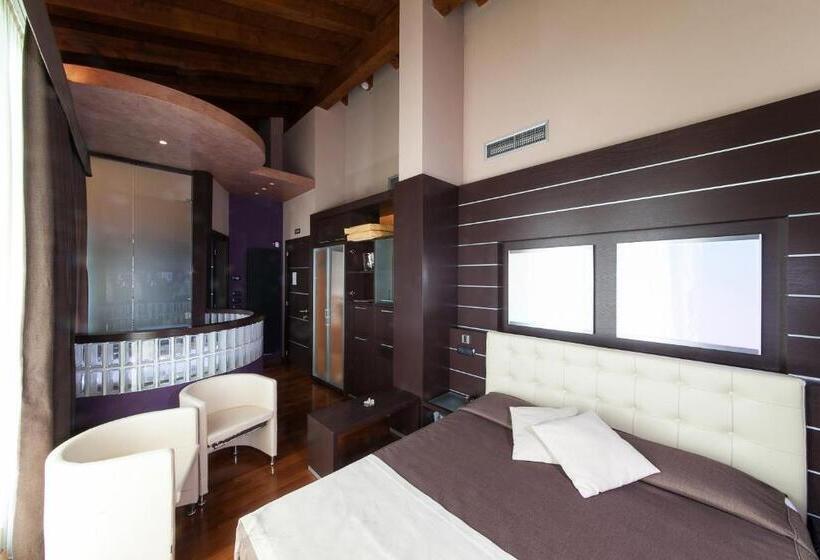 Suite with lake view, Aurora
