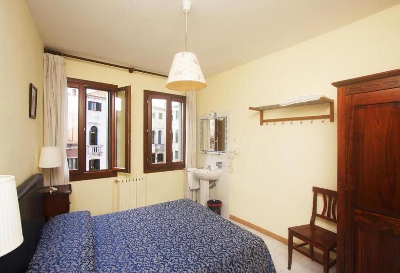 Standaardkamer met Gedeelde Badkamer, Dalla Mora