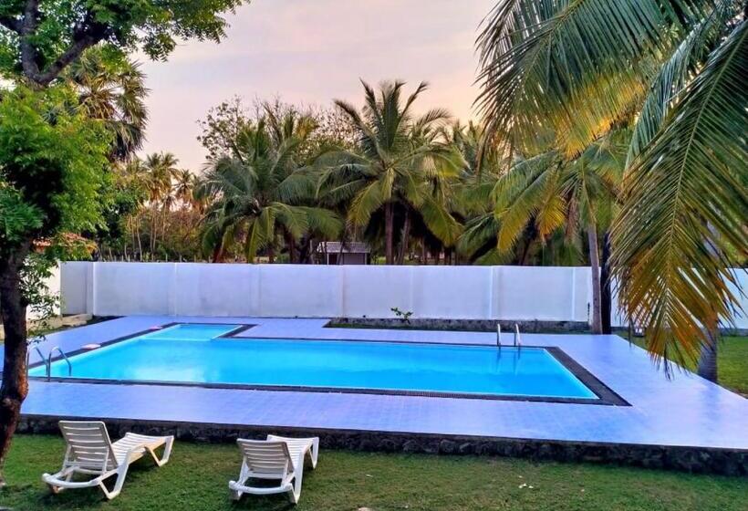 اتاق استاندارد یک نفره با چشم‌انداز دریا, Pearl Oceanic Resort   Trincomalee