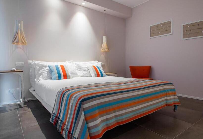 اتاق استاندارد سه نفره, Mane Boutique