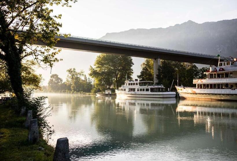 غرفة سوبيريور مطلّة علي النهر, The River Village
