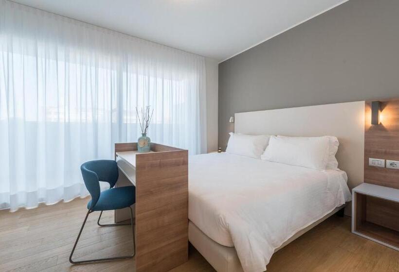Апартаменты 2 Спальни, Hesperia Hotel & Residence
