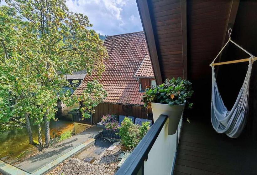 Семейный Номер, Das Waldhaus