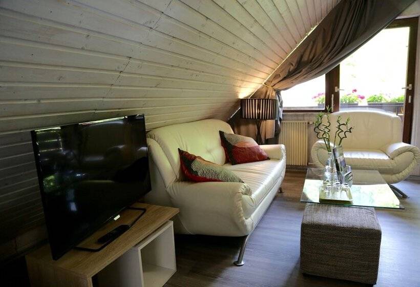 Семейный Номер, Das Waldhaus