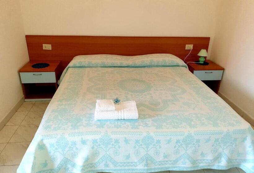 اتاق استاندارد سه نفره, Riccio
