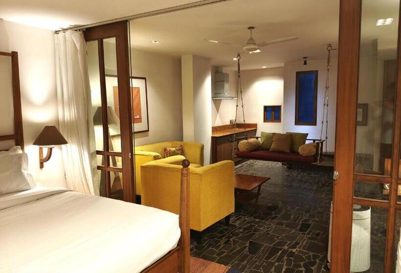 Четырехместный Номер Стандарт с Балконом, The Sky Imperial Aarivaa Luxury Stays