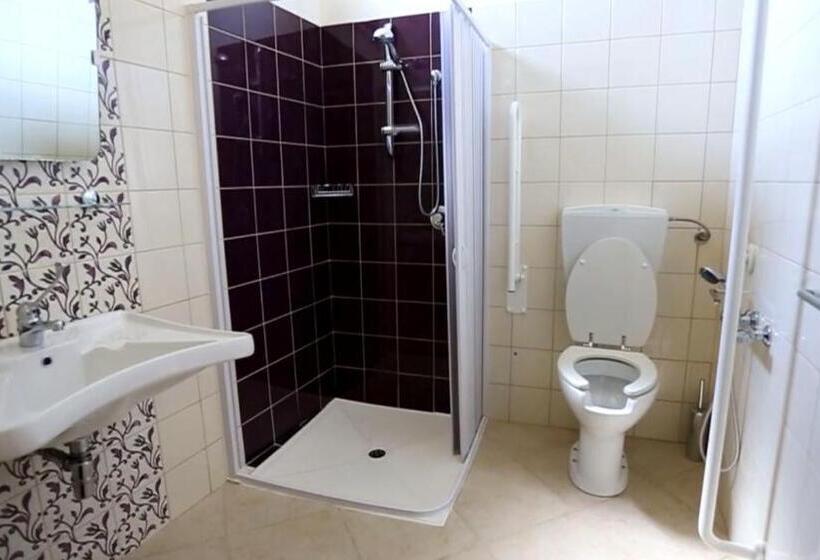 اتاق استاندارد چهارنفره با بالکن, Regalpetra