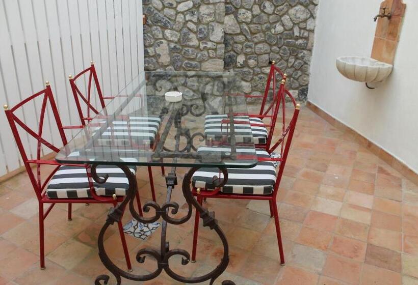 Family Suite, Diecisedici
