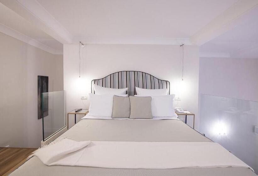 Family Suite, Diecisedici