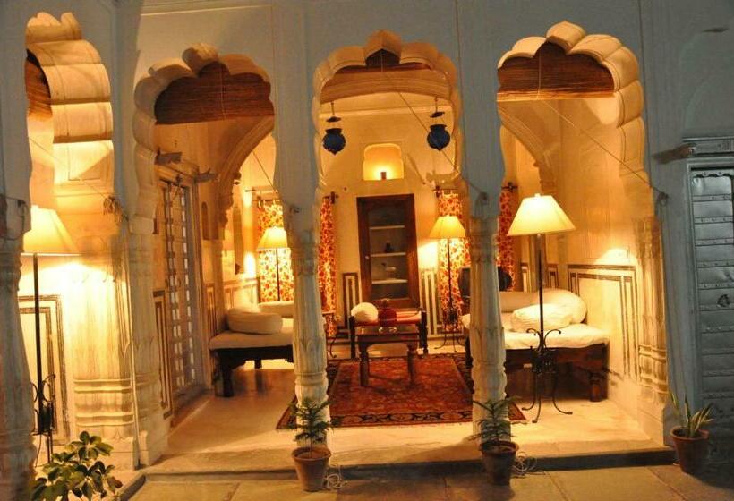 디럭스 룸, Chobdar Haveli