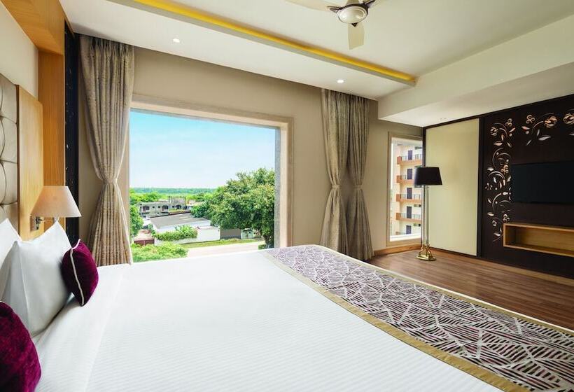 Suíte, Ramada By Wyndham Varanasi Katesar