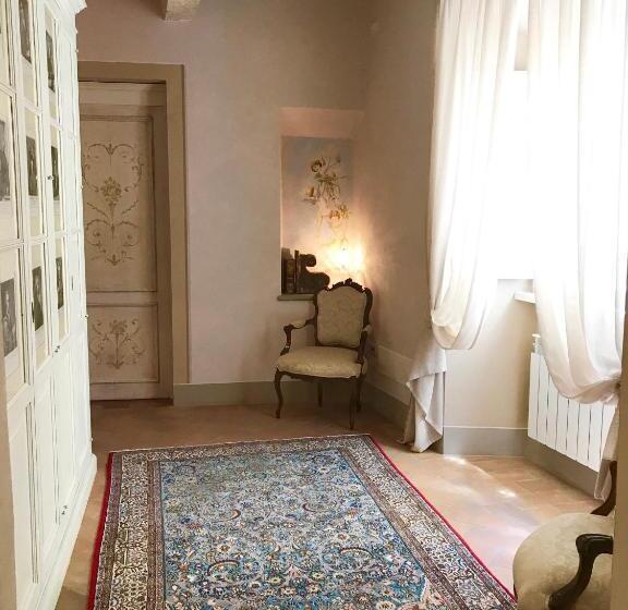 اتاق استاندارد, La Corte Di Ambra