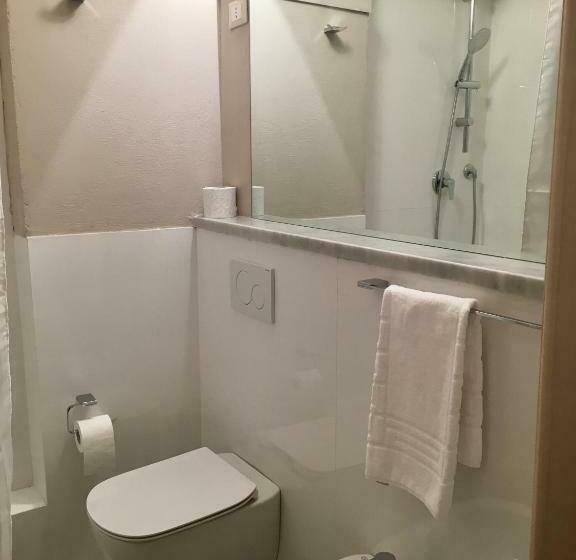 Standard Neljän Hengen Huone, Albergo La Villetta