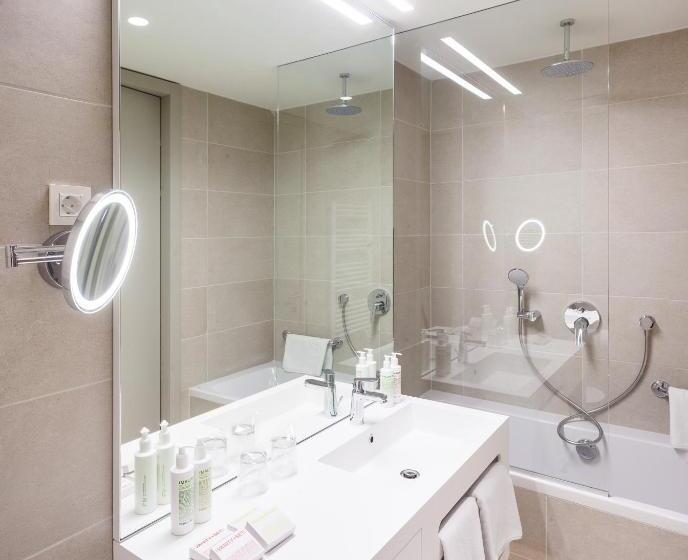 Апартаменты 2 Спальни с Балконом, One Suite