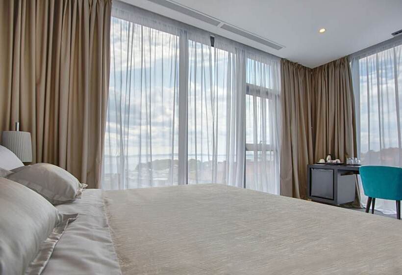 سوئیت پریمیوم با چشم‌انداز دریا, Marvie Hotel & Health