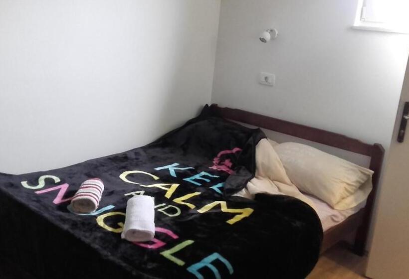 اتاق لوکس, Hostel In Club