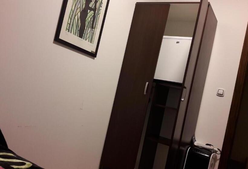 اتاق استاندارد با سرویس بهداشتی مشترک, Hostel In Club