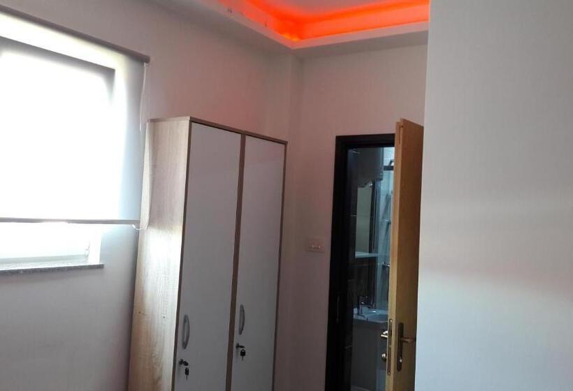 اتاق لوکس, Hostel In Club