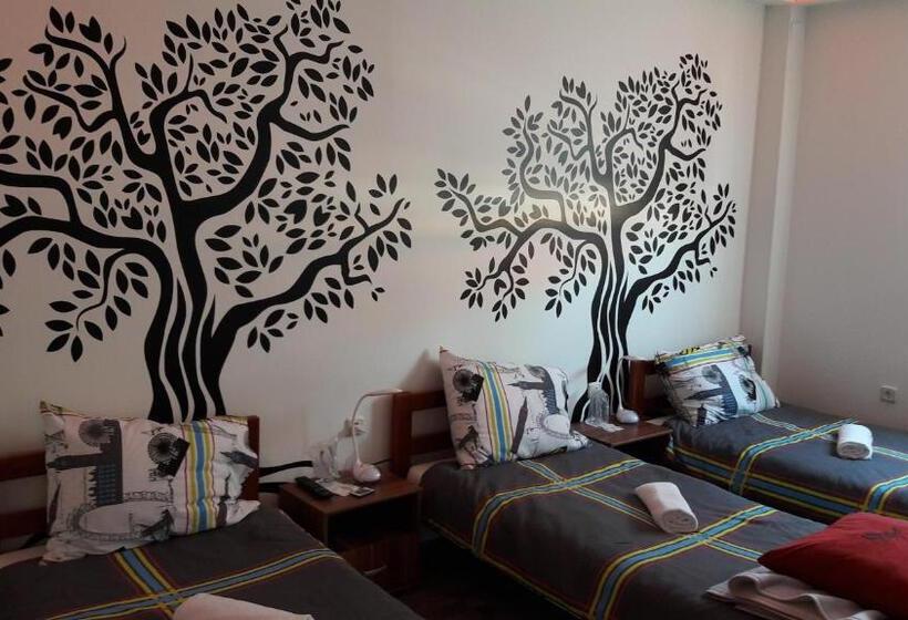 اتاق لوکس, Hostel In Club