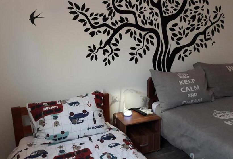اتاق خانوادگی, Hostel In Club