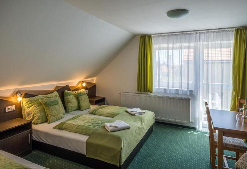 Трехместный Номер Стандарт с Балконом, Babi Guesthouse   Babi Vendégház