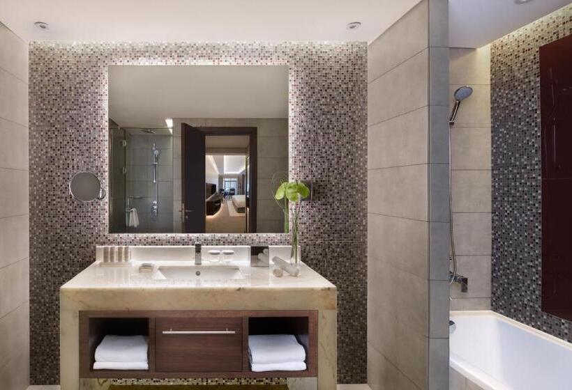 Номер Superior с Балконом, Radisson Blu Hotel, Dubai Waterfront