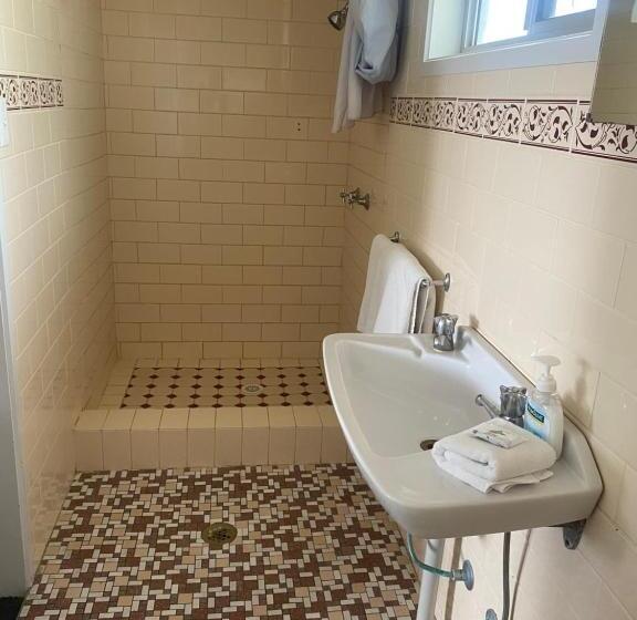חדר משפחתי, Classic Motel