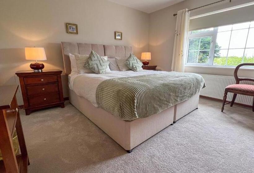 Номер Стандарт Вид на Горы, Lurgan House