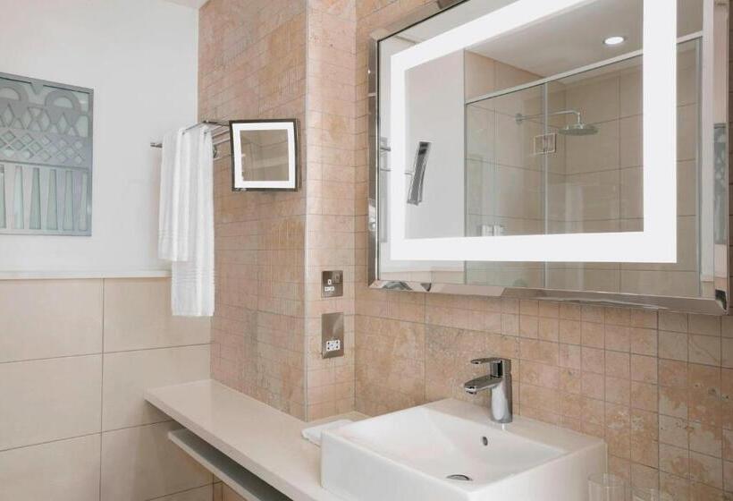 اتاق لوکس با تخت بزرگ, Four Points By Sheraton Nairobi Airport