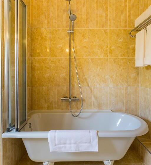 جناح جونيور, Linton Hotel Luton