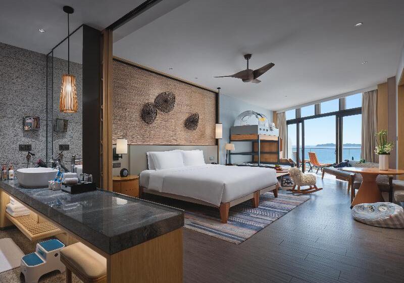 اتاق استاندارد با بالکن و چشم‌انداز دریا, Crowne Plaza Sanya Haitang Bay Resort, An Ihg