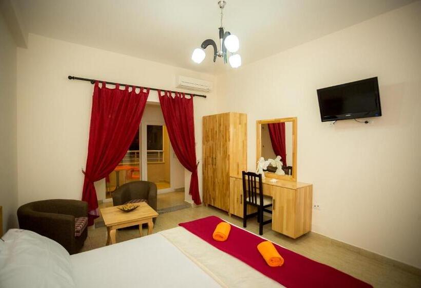 اتاق استاندارد با بالکن, Albania