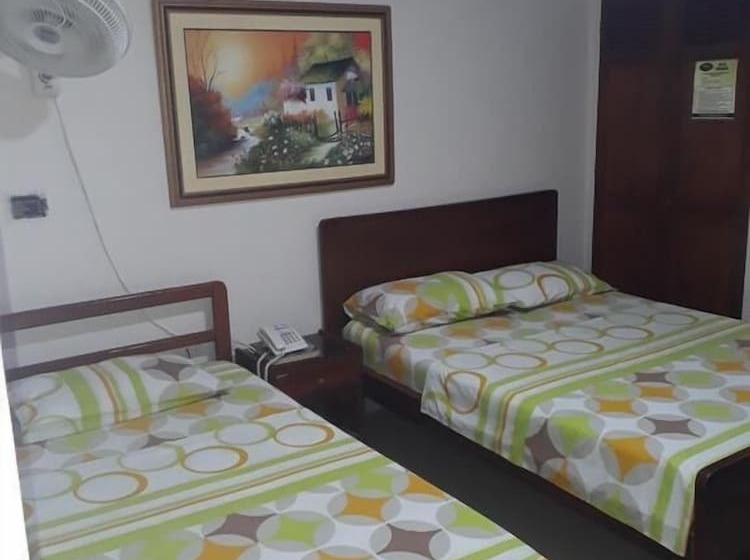 اتاق استاندارد سه نفره, Granada Inn