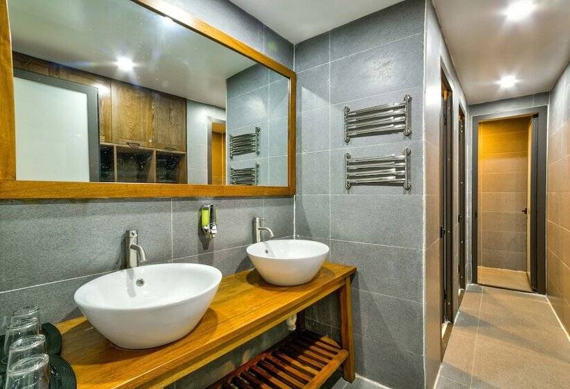 تختخواب در اتاق مشترک, Lustig Hostel