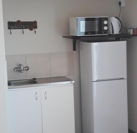 اتاق خانوادگی, Sunflower Self Catering
