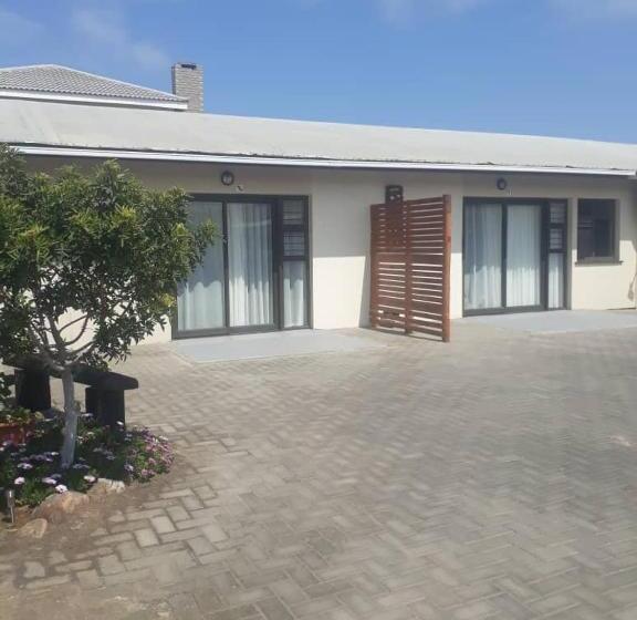 اتاق خانوادگی, Sunflower Self Catering