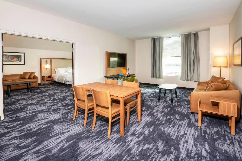 带大床的套房, Fairfield Inn & Suites By Marriott Ottawa Airport