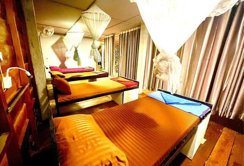 מיטה בחדר משותף, The Cliff Hostel