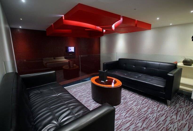 套房配有游泳池, Motel Via