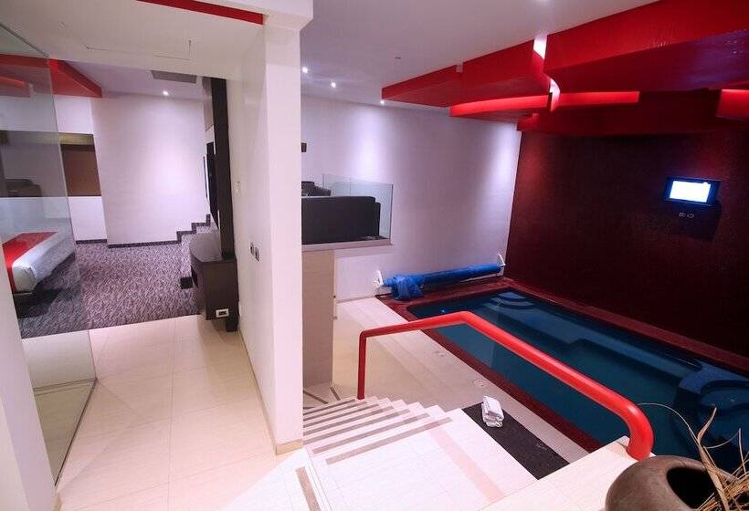 套房配有游泳池, Motel Via