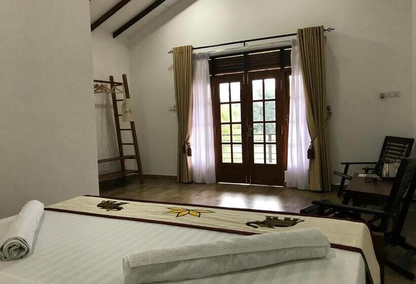اتاق لوکس با بالکن, Into The Wild Sigiriya