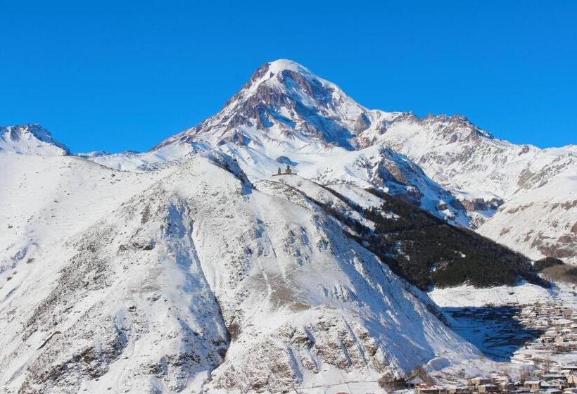 اتاق استاندارد با چشم‌انداز کوهستان, Sunshine Kazbegi