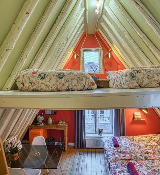 带阳台标准四人间, Attic Monkeys Lodge