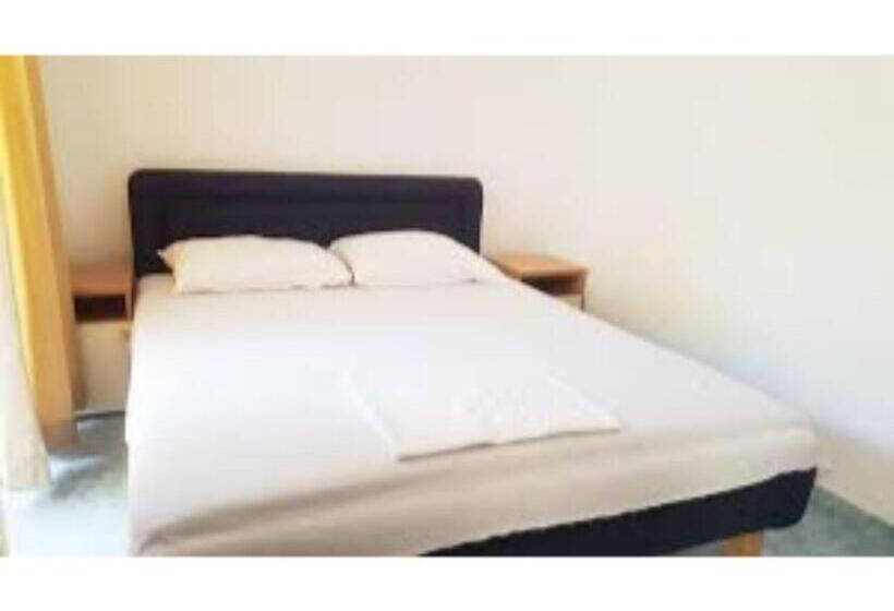 اتاق استاندارد یک نفره, Gorilla African Guest House