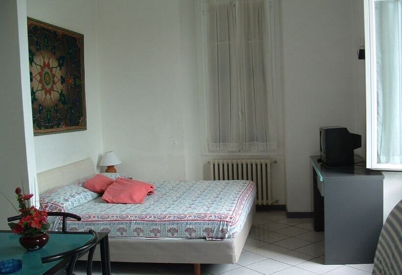 استودیوی استاندارد, Holiday Residence