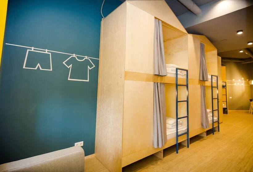 Кровать в Общей Комнате, Inwood Hostel