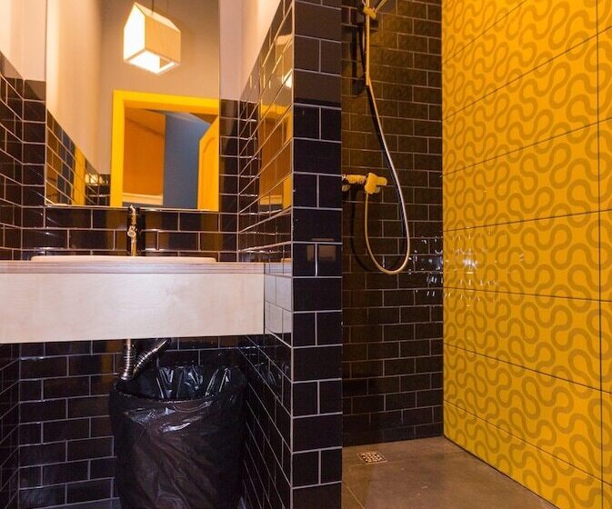 Кровать в Общей Комнате, Inwood Hostel